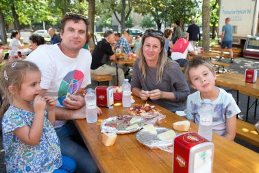 Un año más, el Lar Gallego de Pamplona organizó varios días de fiesta en honor a Santiago Apóstol. Su presidenta, Mª Jesús Rodríguez, prendió la mecha del cohete que dio paso a las celebraciones, en las que estuvo muy presente la rica gastronomía gallega.