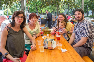 Un año más, el Lar Gallego de Pamplona organizó varios días de fiesta en honor a Santiago Apóstol. Su presidenta, Mª Jesús Rodríguez, prendió la mecha del cohete que dio paso a las celebraciones, en las que estuvo muy presente la rica gastronomía gallega.