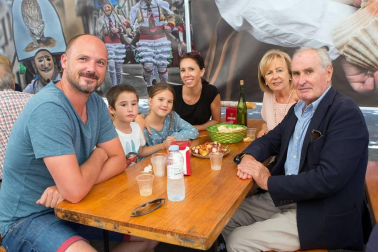 Un año más, el Lar Gallego de Pamplona organizó varios días de fiesta en honor a Santiago Apóstol. Su presidenta, Mª Jesús Rodríguez, prendió la mecha del cohete que dio paso a las celebraciones, en las que estuvo muy presente la rica gastronomía gallega.