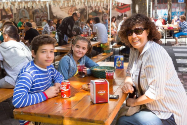 Un año más, el Lar Gallego de Pamplona organizó varios días de fiesta en honor a Santiago Apóstol. Su presidenta, Mª Jesús Rodríguez, prendió la mecha del cohete que dio paso a las celebraciones, en las que estuvo muy presente la rica gastronomía gallega.