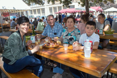 Un año más, el Lar Gallego de Pamplona organizó varios días de fiesta en honor a Santiago Apóstol. Su presidenta, Mª Jesús Rodríguez, prendió la mecha del cohete que dio paso a las celebraciones, en las que estuvo muy presente la rica gastronomía gallega.