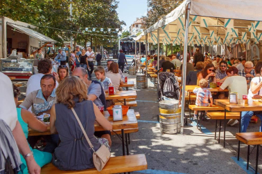 Un año más, el Lar Gallego de Pamplona organizó varios días de fiesta en honor a Santiago Apóstol. Su presidenta, Mª Jesús Rodríguez, prendió la mecha del cohete que dio paso a las celebraciones, en las que estuvo muy presente la rica gastronomía gallega.