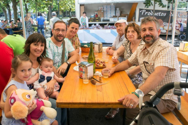 Un año más, el Lar Gallego de Pamplona organizó varios días de fiesta en honor a Santiago Apóstol. Su presidenta, Mª Jesús Rodríguez, prendió la mecha del cohete que dio paso a las celebraciones, en las que estuvo muy presente la rica gastronomía gallega.