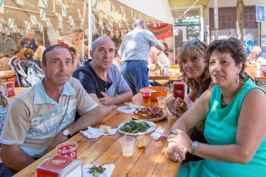 Un año más, el Lar Gallego de Pamplona organizó varios días de fiesta en honor a Santiago Apóstol. Su presidenta, Mª Jesús Rodríguez, prendió la mecha del cohete que dio paso a las celebraciones, en las que estuvo muy presente la rica gastronomía gallega.