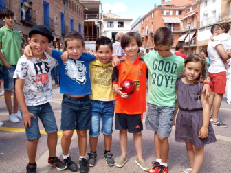 Santa María Magdalena, patrona de Ablitas, volvió a contar con el cariño de los vecinos de esta localidad ribera, que se vistieron de fiesta en su honor y disfrutaron de actos tan emblemáticos como el tradicional lanzamiento de peras.