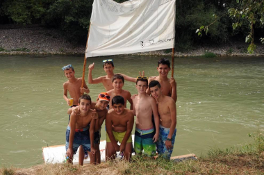 Las cuadrillas de Caparroso fueron las protagonistas, un año más, de la travesía por el río Aragón organizada en el marco de las fiestas de la juventud. Originales disfraces, muchas risas y diversión en un evento que supuso el prólogo perfecto de unas jornadas que arrancaron oficialmente el 22 de julio con el disparo del cohete por parte de Elena Salvador, presidenta del Club Iluna.