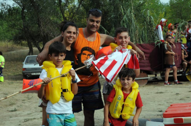 Las cuadrillas de Caparroso fueron las protagonistas, un año más, de la travesía por el río Aragón organizada en el marco de las fiestas de la juventud. Originales disfraces, muchas risas y diversión en un evento que supuso el prólogo perfecto de unas jornadas que arrancaron oficialmente el 22 de julio con el disparo del cohete por parte de Elena Salvador, presidenta del Club Iluna.