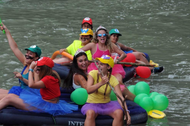 Las cuadrillas de Caparroso fueron las protagonistas, un año más, de la travesía por el río Aragón organizada en el marco de las fiestas de la juventud. Originales disfraces, muchas risas y diversión en un evento que supuso el prólogo perfecto de unas jornadas que arrancaron oficialmente el 22 de julio con el disparo del cohete por parte de Elena Salvador, presidenta del Club Iluna.