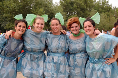 Las cuadrillas de Caparroso fueron las protagonistas, un año más, de la travesía por el río Aragón organizada en el marco de las fiestas de la juventud. Originales disfraces, muchas risas y diversión en un evento que supuso el prólogo perfecto de unas jornadas que arrancaron oficialmente el 22 de julio con el disparo del cohete por parte de Elena Salvador, presidenta del Club Iluna.
