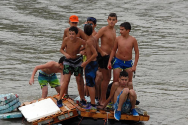 Las cuadrillas de Caparroso fueron las protagonistas, un año más, de la travesía por el río Aragón organizada en el marco de las fiestas de la juventud. Originales disfraces, muchas risas y diversión en un evento que supuso el prólogo perfecto de unas jornadas que arrancaron oficialmente el 22 de julio con el disparo del cohete por parte de Elena Salvador, presidenta del Club Iluna.