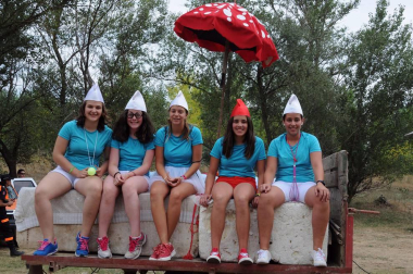 Las cuadrillas de Caparroso fueron las protagonistas, un año más, de la travesía por el río Aragón organizada en el marco de las fiestas de la juventud. Originales disfraces, muchas risas y diversión en un evento que supuso el prólogo perfecto de unas jornadas que arrancaron oficialmente el 22 de julio con el disparo del cohete por parte de Elena Salvador, presidenta del Club Iluna.
