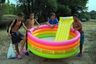 Las cuadrillas de Caparroso fueron las protagonistas, un año más, de la travesía por el río Aragón organizada en el marco de las fiestas de la juventud. Originales disfraces, muchas risas y diversión en un evento que supuso el prólogo perfecto de unas jornadas que arrancaron oficialmente el 22 de julio con el disparo del cohete por parte de Elena Salvador, presidenta del Club Iluna.