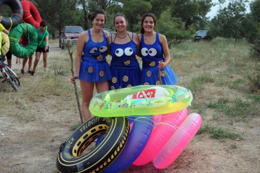 Las cuadrillas de Caparroso fueron las protagonistas, un año más, de la travesía por el río Aragón organizada en el marco de las fiestas de la juventud. Originales disfraces, muchas risas y diversión en un evento que supuso el prólogo perfecto de unas jornadas que arrancaron oficialmente el 22 de julio con el disparo del cohete por parte de Elena Salvador, presidenta del Club Iluna.
