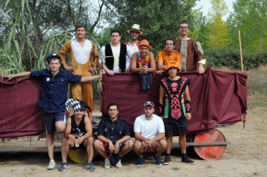 Las cuadrillas de Caparroso fueron las protagonistas, un año más, de la travesía por el río Aragón organizada en el marco de las fiestas de la juventud. Originales disfraces, muchas risas y diversión en un evento que supuso el prólogo perfecto de unas jornadas que arrancaron oficialmente el 22 de julio con el disparo del cohete por parte de Elena Salvador, presidenta del Club Iluna.