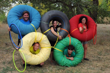 Las cuadrillas de Caparroso fueron las protagonistas, un año más, de la travesía por el río Aragón organizada en el marco de las fiestas de la juventud. Originales disfraces, muchas risas y diversión en un evento que supuso el prólogo perfecto de unas jornadas que arrancaron oficialmente el 22 de julio con el disparo del cohete por parte de Elena Salvador, presidenta del Club Iluna.