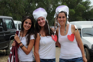 Las cuadrillas de Caparroso fueron las protagonistas, un año más, de la travesía por el río Aragón organizada en el marco de las fiestas de la juventud. Originales disfraces, muchas risas y diversión en un evento que supuso el prólogo perfecto de unas jornadas que arrancaron oficialmente el 22 de julio con el disparo del cohete por parte de Elena Salvador, presidenta del Club Iluna.