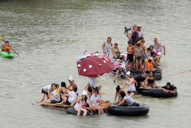 Las cuadrillas de Caparroso fueron las protagonistas, un año más, de la travesía por el río Aragón organizada en el marco de las fiestas de la juventud. Originales disfraces, muchas risas y diversión en un evento que supuso el prólogo perfecto de unas jornadas que arrancaron oficialmente el 22 de julio con el disparo del cohete por parte de Elena Salvador, presidenta del Club Iluna.