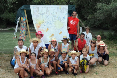 Las cuadrillas de Caparroso fueron las protagonistas, un año más, de la travesía por el río Aragón organizada en el marco de las fiestas de la juventud. Originales disfraces, muchas risas y diversión en un evento que supuso el prólogo perfecto de unas jornadas que arrancaron oficialmente el 22 de julio con el disparo del cohete por parte de Elena Salvador, presidenta del Club Iluna.