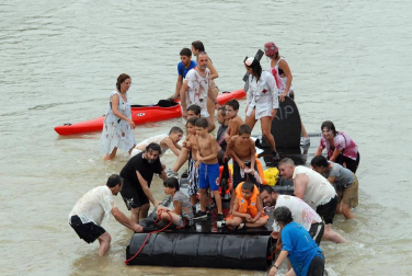 Las cuadrillas de Caparroso fueron las protagonistas, un año más, de la travesía por el río Aragón organizada en el marco de las fiestas de la juventud. Originales disfraces, muchas risas y diversión en un evento que supuso el prólogo perfecto de unas jornadas que arrancaron oficialmente el 22 de julio con el disparo del cohete por parte de Elena Salvador, presidenta del Club Iluna.