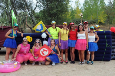 Las cuadrillas de Caparroso fueron las protagonistas, un año más, de la travesía por el río Aragón organizada en el marco de las fiestas de la juventud. Originales disfraces, muchas risas y diversión en un evento que supuso el prólogo perfecto de unas jornadas que arrancaron oficialmente el 22 de julio con el disparo del cohete por parte de Elena Salvador, presidenta del Club Iluna.