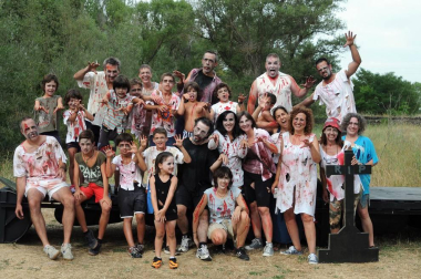 Las cuadrillas de Caparroso fueron las protagonistas, un año más, de la travesía por el río Aragón organizada en el marco de las fiestas de la juventud. Originales disfraces, muchas risas y diversión en un evento que supuso el prólogo perfecto de unas jornadas que arrancaron oficialmente el 22 de julio con el disparo del cohete por parte de Elena Salvador, presidenta del Club Iluna.