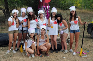 Las cuadrillas de Caparroso fueron las protagonistas, un año más, de la travesía por el río Aragón organizada en el marco de las fiestas de la juventud. Originales disfraces, muchas risas y diversión en un evento que supuso el prólogo perfecto de unas jornadas que arrancaron oficialmente el 22 de julio con el disparo del cohete por parte de Elena Salvador, presidenta del Club Iluna.