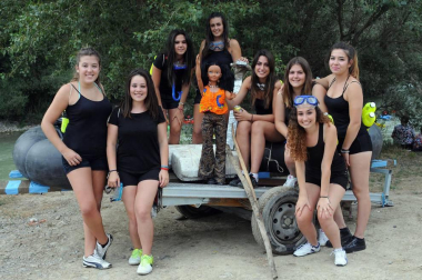 Las cuadrillas de Caparroso fueron las protagonistas, un año más, de la travesía por el río Aragón organizada en el marco de las fiestas de la juventud. Originales disfraces, muchas risas y diversión en un evento que supuso el prólogo perfecto de unas jornadas que arrancaron oficialmente el 22 de julio con el disparo del cohete por parte de Elena Salvador, presidenta del Club Iluna.
