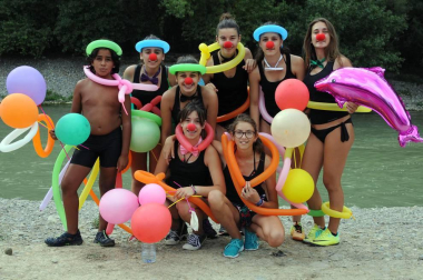 Las cuadrillas de Caparroso fueron las protagonistas, un año más, de la travesía por el río Aragón organizada en el marco de las fiestas de la juventud. Originales disfraces, muchas risas y diversión en un evento que supuso el prólogo perfecto de unas jornadas que arrancaron oficialmente el 22 de julio con el disparo del cohete por parte de Elena Salvador, presidenta del Club Iluna.