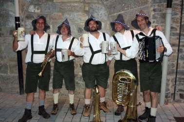 La agenda cultural de verano de Aoiz reservó un espacio el 23 de julio para la Fiesta de la Cerveza, organizada por Angiluerreka Elkartea en la plaza del Mercado.