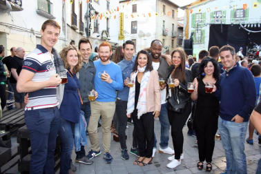 La agenda cultural de verano de Aoiz reservó un espacio el 23 de julio para la Fiesta de la Cerveza, organizada por Angiluerreka Elkartea en la plaza del Mercado.