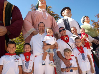 Un total de 64 gigantes de 15 comparsas navarras participaron en la tradicional Gigantada de fiestas de Tudela que organiza la Orden del Volatín. El paseo del Queiles fue el punto de encuentro para luego recorrer distintas calles y plazas de la capital ribera y finalizar en la céntrica plaza de los Fueros.