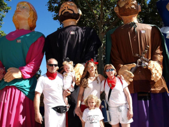 Un total de 64 gigantes de 15 comparsas navarras participaron en la tradicional Gigantada de fiestas de Tudela que organiza la Orden del Volatín. El paseo del Queiles fue el punto de encuentro para luego recorrer distintas calles y plazas de la capital ribera y finalizar en la céntrica plaza de los Fueros.