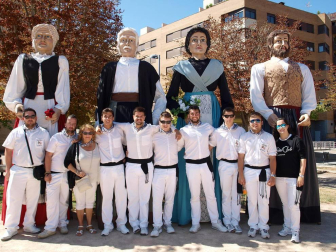 Un total de 64 gigantes de 15 comparsas navarras participaron en la tradicional Gigantada de fiestas de Tudela que organiza la Orden del Volatín. El paseo del Queiles fue el punto de encuentro para luego recorrer distintas calles y plazas de la capital ribera y finalizar en la céntrica plaza de los Fueros.