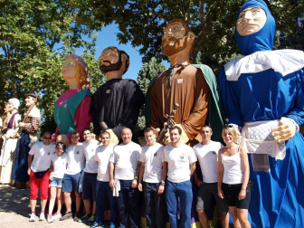 Un total de 64 gigantes de 15 comparsas navarras participaron en la tradicional Gigantada de fiestas de Tudela que organiza la Orden del Volatín. El paseo del Queiles fue el punto de encuentro para luego recorrer distintas calles y plazas de la capital ribera y finalizar en la céntrica plaza de los Fueros.