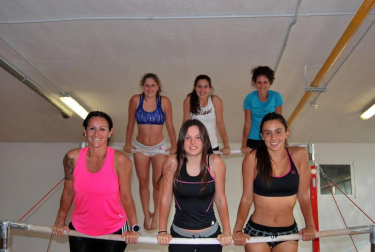 Entre el 15 y el 31 de julio, se está celebrando en Navarra el curso de entrenador de Gimnasia Artística-Nivel 1, en el que participan 31 futuros técnicos, la mayor parte navarros, pero también de otras comunidades como Aragón, País Vasco, Cataluña, Murcia o Castilla y León. Con 26 chicas y 5 chicos en nómina, este curso se realiza a caballo en tres entidades navarras: las instalaciones de la Agrupación Deportiva San Juan, el Polideportivo de Zizur Mayor y la Residencia Fuerte del Príncipe.
