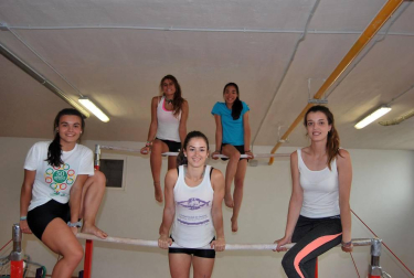 Entre el 15 y el 31 de julio, se está celebrando en Navarra el curso de entrenador de Gimnasia Artística-Nivel 1, en el que participan 31 futuros técnicos, la mayor parte navarros, pero también de otras comunidades como Aragón, País Vasco, Cataluña, Murcia o Castilla y León. Con 26 chicas y 5 chicos en nómina, este curso se realiza a caballo en tres entidades navarras: las instalaciones de la Agrupación Deportiva San Juan, el Polideportivo de Zizur Mayor y la Residencia Fuerte del Príncipe.