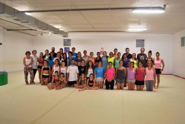 Entre el 15 y el 31 de julio, se está celebrando en Navarra el curso de entrenador de Gimnasia Artística-Nivel 1, en el que participan 31 futuros técnicos, la mayor parte navarros, pero también de otras comunidades como Aragón, País Vasco, Cataluña, Murcia o Castilla y León. Con 26 chicas y 5 chicos en nómina, este curso se realiza a caballo en tres entidades navarras: las instalaciones de la Agrupación Deportiva San Juan, el Polideportivo de Zizur Mayor y la Residencia Fuerte del Príncipe.