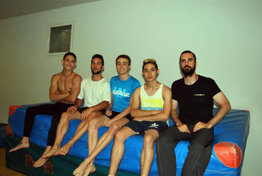 Entre el 15 y el 31 de julio, se está celebrando en Navarra el curso de entrenador de Gimnasia Artística-Nivel 1, en el que participan 31 futuros técnicos, la mayor parte navarros, pero también de otras comunidades como Aragón, País Vasco, Cataluña, Murcia o Castilla y León. Con 26 chicas y 5 chicos en nómina, este curso se realiza a caballo en tres entidades navarras: las instalaciones de la Agrupación Deportiva San Juan, el Polideportivo de Zizur Mayor y la Residencia Fuerte del Príncipe.