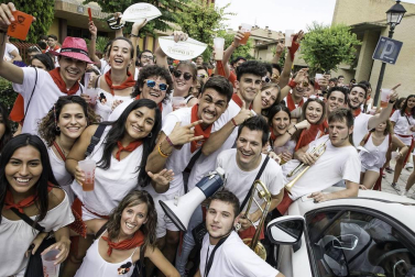 El paseo de los Poetas se llenó de público en la fiesta de música de DJ
