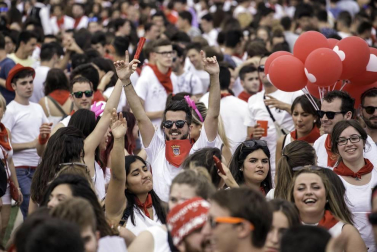 El paseo de los Poetas se llenó de público en la fiesta de música de DJ
