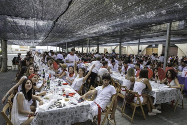El paseo de los Poetas se llenó de público en la fiesta de música de DJ