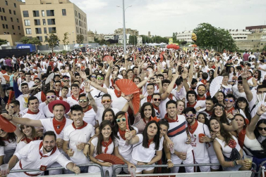 El paseo de los Poetas se llenó de público en la fiesta de música de DJ