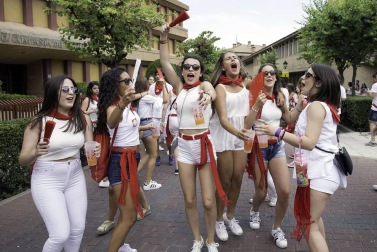 El paseo de los Poetas se llenó de público en la fiesta de música de DJ