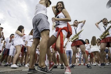 El paseo de los Poetas se llenó de público en la fiesta de música de DJ