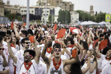 El paseo de los Poetas se llenó de público en la fiesta de música de DJ