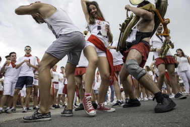 El paseo de los Poetas se llenó de público en la fiesta de música de DJ