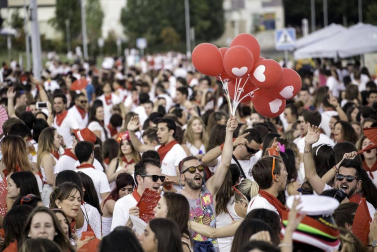 El paseo de los Poetas se llenó de público en la fiesta de música de DJ