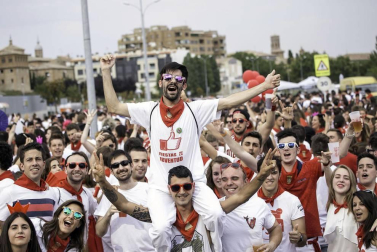 El paseo de los Poetas se llenó de público en la fiesta de música de DJ