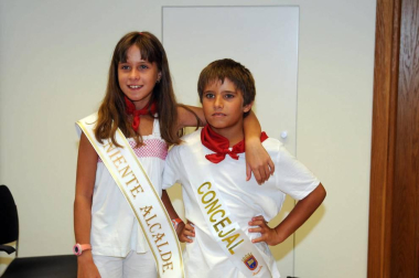 Los más pequeños de Marcilla disfrutaron el 31 de julio de la celebración del Día del Niño. Además del acto de constitución del ayuntamiento chiqui, del lanzamiento del chupinazo y de la ofrenda floral en la parroquia, también se impuso el 'primer pañuelico' a los nacidos en 2015 y se programaron actos pensados especialmente para los protagonistas de la jornada como hinchables, chocolatada y toro de fuego.