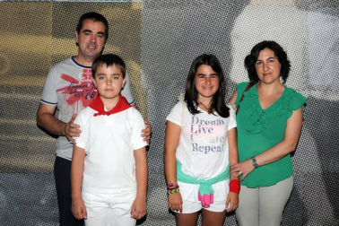 Los más pequeños de Marcilla disfrutaron el 31 de julio de la celebración del Día del Niño. Además del acto de constitución del ayuntamiento chiqui, del lanzamiento del chupinazo y de la ofrenda floral en la parroquia, también se impuso el 'primer pañuelico' a los nacidos en 2015 y se programaron actos pensados especialmente para los protagonistas de la jornada como hinchables, chocolatada y toro de fuego.